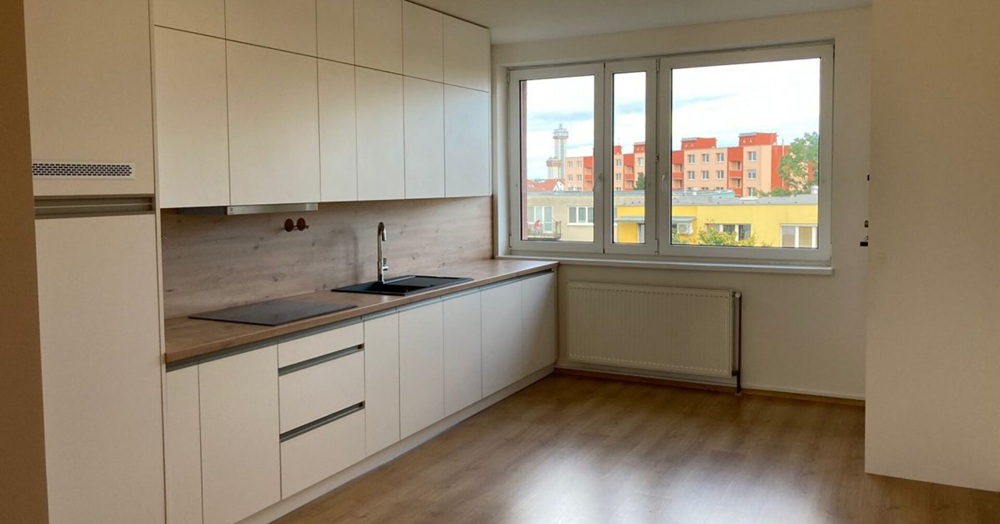 Bílá kuchyně na míru s dekorem Dub divoký