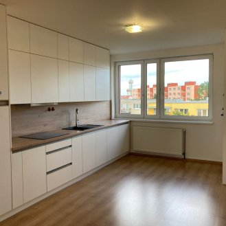 Bílá kuchyňská linka na míru s pracovní deskou a zádovým panelem v dekoru Dub divoký přírodní.