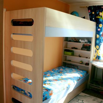 Dětský pokoj na míru v dekoru Akácie Lakeland světlá v kombinaci s modrou barvou.