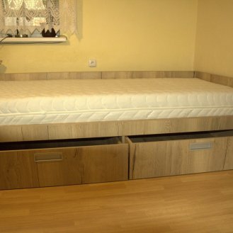 Jednolůžková postel na míru s úložným prostorem