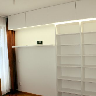 Knihovna na míru s vrchními skříňkami v dekoru Alpská bílá PerfectSense