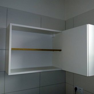 Koupelnový nábytek v bílém dekoru v kombinaci se dřevem.