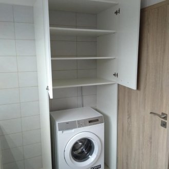 Koupelnový nábytek v bílém dekoru.