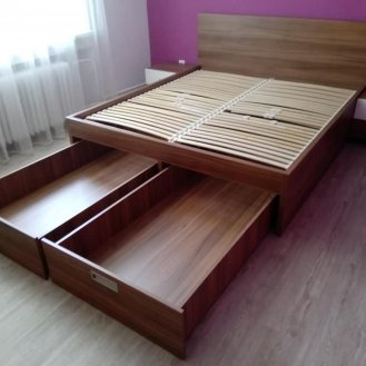 Manželská postel s úložným prostorem a nočními stolky v dekoru ořech.
