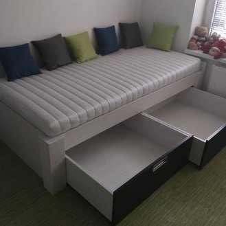 Moderní nábytek na míru do malého dětského pokoje. Postel s úložným prostorem má klasické rozměry 90x200.