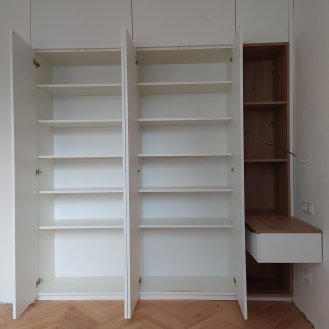 Nábytek na míru v alpské bílé barvě v moderní kombinaci se dřevem (dub divoký).