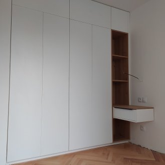 Nábytek na míru v alpské bílé barvě v moderní kombinaci se dřevem (dub divoký).