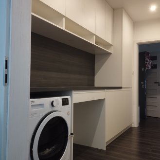 Nábytek na míru v bílém provedení s pracovní deskou Metallic Fineline antracitový.