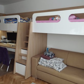 Patrová postel na míru s pracovním prostorem v dekoru Dub Sorano světlý v kombinaci s bílou lesklou barvou.