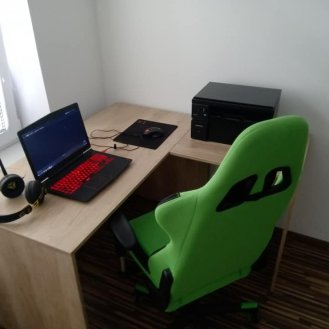 Počítačový stůl na přání zákazníka.