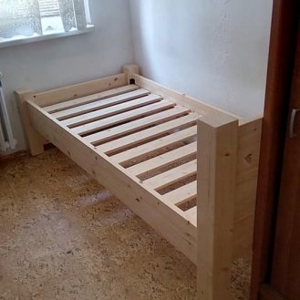 Postel z masivního dřeva v rozměrech 2000x900.