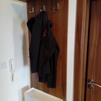 Posuvné dveře s botníkem