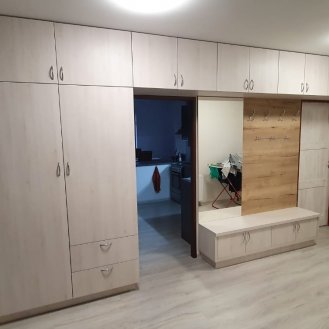 Předsíňová stěna na míru v dekoru Pinie Aland polární se strukturou.