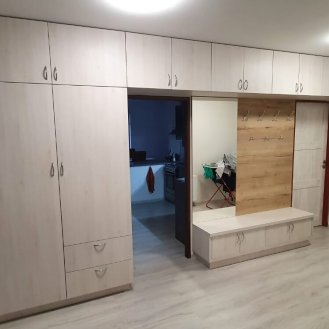 Předsíňová stěna se zrcadlem a věšáky a další úložné prostory na míru.