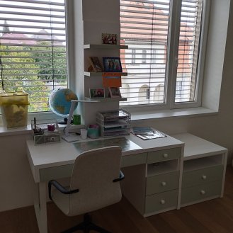Studentský pokoj na míru v bílé barvě v kombinaci s šedozelenou.