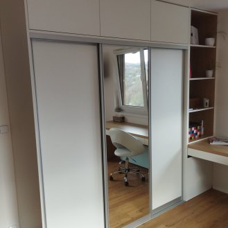 Studentský pokoj na míru v dekorech Hickory přírodní a Platinově bílá.