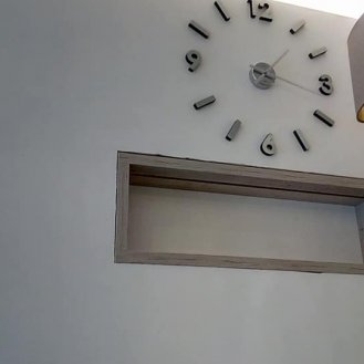 Vestavná knihovna ze zesílených polic do obývacího pokoje