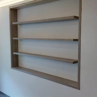 Vestavná knihovna ze zesílených polic do obývacího pokoje.
