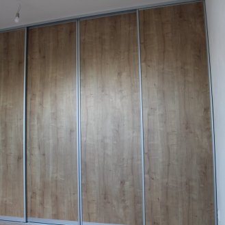 Vestavná skříň s posuvnými dveřmi do prostoru ložnice