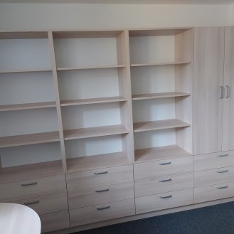 Vestavná skříň se zásuvkovou komodou v dekoru Akácie Lakeland světlá.