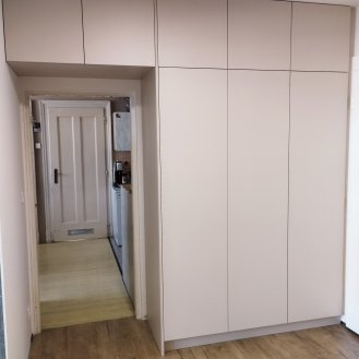 Vestavný nábytek na míru v dekoru Kašmírově šedá