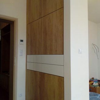 Zabudovaná špizní skříň u kuchyně na dotykové otevírání